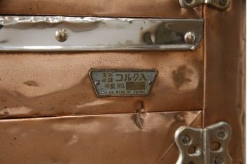 冷蔵庫を綺麗に再生!前面部分の銅を磨き、ヒバ材ですのこを製作。上段には底板・下段には棚板として設置。