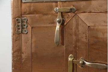 冷蔵庫を綺麗に再生!前面部分の銅を磨き、ヒバ材ですのこを製作。上段には底板・下段には棚板として設置。