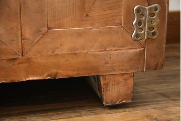 冷蔵庫を綺麗に再生!前面部分の銅を磨き、ヒバ材ですのこを製作。上段には底板・下段には棚板として設置。
