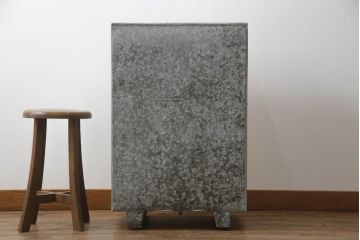冷蔵庫を綺麗に再生!前面部分の銅を磨き、ヒバ材ですのこを製作。上段には底板・下段には棚板として設置。