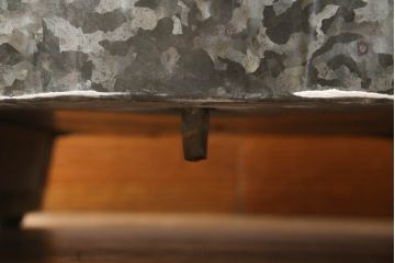 冷蔵庫を綺麗に再生!前面部分の銅を磨き、ヒバ材ですのこを製作。上段には底板・下段には棚板として設置。
