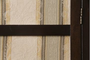 衝立てを綺麗に再生!指定の生地で表裏それぞれ張り替え。木製部分は元の色味をベースに仕上げ。