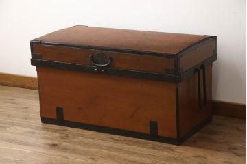 長持をコンパクトにリメイク!指定サイズに合わせて小さくし、金具も移設。元の色味をベースに、1トーンほど落ち着いた色に着色して仕上げ。