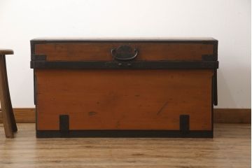 長持をコンパクトにリメイク!指定サイズに合わせて小さくし、金具も移設。元の色味をベースに、1トーンほど落ち着いた色に着色して仕上げ。