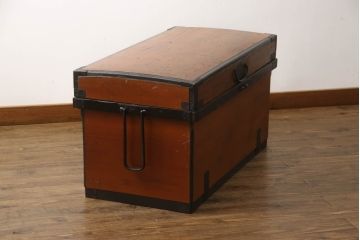 長持をコンパクトにリメイク!指定サイズに合わせて小さくし、金具も移設。元の色味をベースに、1トーンほど落ち着いた色に着色して仕上げ。