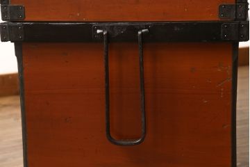 長持をコンパクトにリメイク!指定サイズに合わせて小さくし、金具も移設。元の色味をベースに、1トーンほど落ち着いた色に着色して仕上げ。