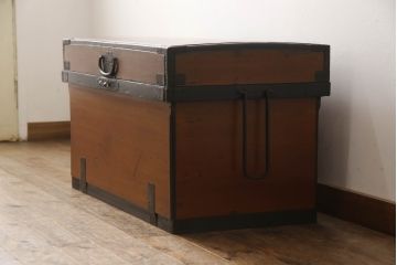 長持をコンパクトにリメイク!指定サイズに合わせて小さくし、金具も移設。元の色味をベースに、1トーンほど落ち着いた色に着色して仕上げ。
