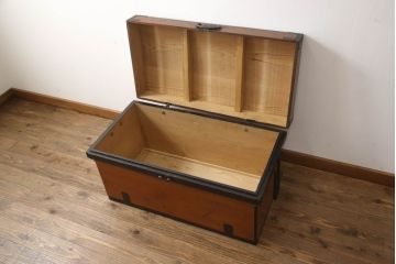 長持をコンパクトにリメイク!指定サイズに合わせて小さくし、金具も移設。元の色味をベースに、1トーンほど落ち着いた色に着色して仕上げ。