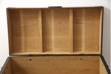 長持をコンパクトにリメイク!指定サイズに合わせて小さくし、金具も移設。元の色味をベースに、1トーンほど落ち着いた色に着色して仕上げ。
