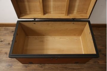 長持をコンパクトにリメイク!指定サイズに合わせて小さくし、金具も移設。元の色味をベースに、1トーンほど落ち着いた色に着色して仕上げ。