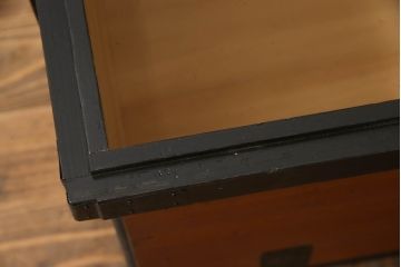 長持をコンパクトにリメイク!指定サイズに合わせて小さくし、金具も移設。元の色味をベースに、1トーンほど落ち着いた色に着色して仕上げ。
