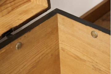 長持をコンパクトにリメイク!指定サイズに合わせて小さくし、金具も移設。元の色味をベースに、1トーンほど落ち着いた色に着色して仕上げ。