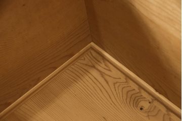 長持をコンパクトにリメイク!指定サイズに合わせて小さくし、金具も移設。元の色味をベースに、1トーンほど落ち着いた色に着色して仕上げ。