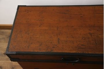 長持をコンパクトにリメイク!指定サイズに合わせて小さくし、金具も移設。元の色味をベースに、1トーンほど落ち着いた色に着色して仕上げ。