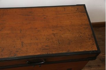 長持をコンパクトにリメイク!指定サイズに合わせて小さくし、金具も移設。元の色味をベースに、1トーンほど落ち着いた色に着色して仕上げ。