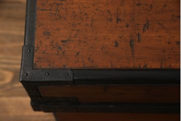 長持をコンパクトにリメイク!指定サイズに合わせて小さくし、金具も移設。元の色味をベースに、1トーンほど落ち着いた色に着色して仕上げ。