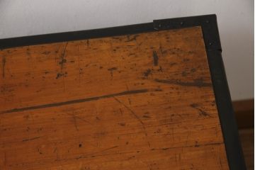 長持をコンパクトにリメイク!指定サイズに合わせて小さくし、金具も移設。元の色味をベースに、1トーンほど落ち着いた色に着色して仕上げ。