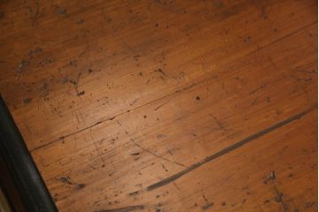 長持をコンパクトにリメイク!指定サイズに合わせて小さくし、金具も移設。元の色味をベースに、1トーンほど落ち着いた色に着色して仕上げ。