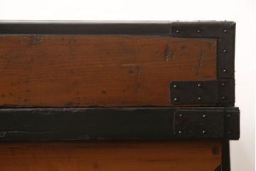 長持をコンパクトにリメイク!指定サイズに合わせて小さくし、金具も移設。元の色味をベースに、1トーンほど落ち着いた色に着色して仕上げ。