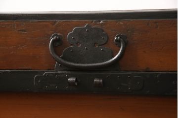 長持をコンパクトにリメイク!指定サイズに合わせて小さくし、金具も移設。元の色味をベースに、1トーンほど落ち着いた色に着色して仕上げ。