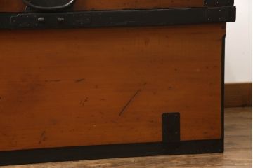 長持をコンパクトにリメイク!指定サイズに合わせて小さくし、金具も移設。元の色味をベースに、1トーンほど落ち着いた色に着色して仕上げ。