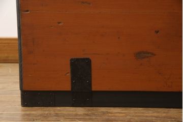 長持をコンパクトにリメイク!指定サイズに合わせて小さくし、金具も移設。元の色味をベースに、1トーンほど落ち着いた色に着色して仕上げ。