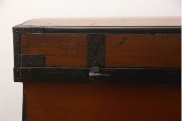 長持をコンパクトにリメイク!指定サイズに合わせて小さくし、金具も移設。元の色味をベースに、1トーンほど落ち着いた色に着色して仕上げ。