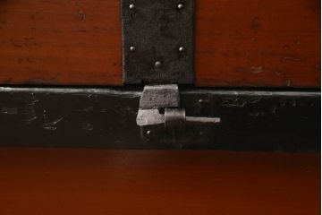 長持をコンパクトにリメイク!指定サイズに合わせて小さくし、金具も移設。元の色味をベースに、1トーンほど落ち着いた色に着色して仕上げ。