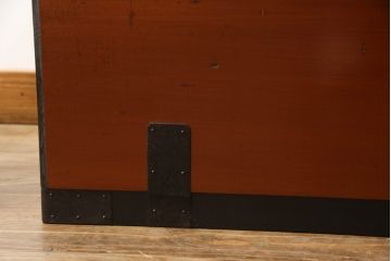 長持をコンパクトにリメイク!指定サイズに合わせて小さくし、金具も移設。元の色味をベースに、1トーンほど落ち着いた色に着色して仕上げ。