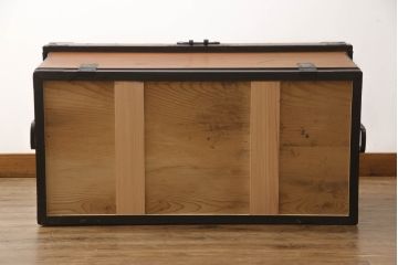 長持をコンパクトにリメイク!指定サイズに合わせて小さくし、金具も移設。元の色味をベースに、1トーンほど落ち着いた色に着色して仕上げ。