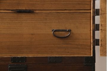 重ね桐箪笥を綺麗に再生!全体をオーク系塗料で着色。下段の底面にはクリアキャスターを取り付け。
