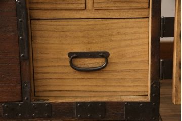 重ね桐箪笥を綺麗に再生!全体をオーク系塗料で着色。下段の底面にはクリアキャスターを取り付け。