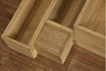 重ね桐箪笥を綺麗に再生!全体をオーク系塗料で着色。下段の底面にはクリアキャスターを取り付け。