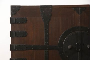 重ね桐箪笥を綺麗に再生!全体をオーク系塗料で着色。下段の底面にはクリアキャスターを取り付け。