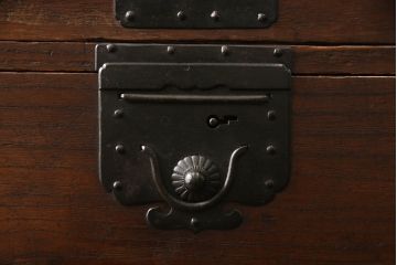 重ね桐箪笥を綺麗に再生!全体をオーク系塗料で着色。下段の底面にはクリアキャスターを取り付け。