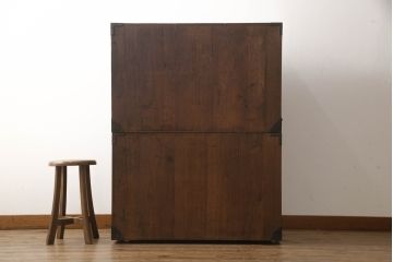 重ね桐箪笥を綺麗に再生!全体をオーク系塗料で着色。下段の底面にはクリアキャスターを取り付け。