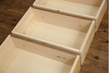 ワードローブを姿見とリビングボードにリメイク!左扉の鏡は背面に壁掛け用の金具とチェーンを取り付け、姿見に。本体は高さと奥行を詰め、左に引き出し・右に棚板を設置。脚付きリビングボードに。2点とも元の色味をベースに、着色して仕上げ。