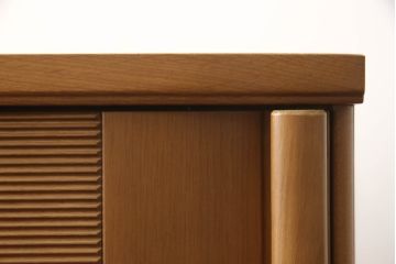 ワードローブを姿見とリビングボードにリメイク!左扉の鏡は背面に壁掛け用の金具とチェーンを取り付け、姿見に。本体は高さと奥行を詰め、左に引き出し・右に棚板を設置。脚付きリビングボードに。2点とも元の色味をベースに、着色して仕上げ。