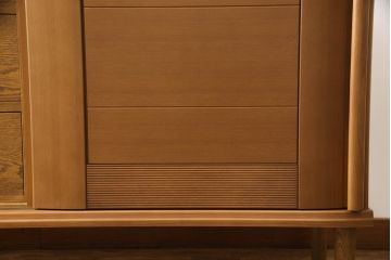 ワードローブを姿見とリビングボードにリメイク!左扉の鏡は背面に壁掛け用の金具とチェーンを取り付け、姿見に。本体は高さと奥行を詰め、左に引き出し・右に棚板を設置。脚付きリビングボードに。2点とも元の色味をベースに、着色して仕上げ。