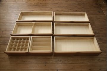 洋タンスをコンパクトにリメイク!最下段の引き出しをカットし、高さと奥行詰め。脚を新たに取り付け、元のお色をベースに着色して仕上げ。