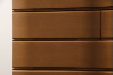 洋タンスをコンパクトにリメイク!最下段の引き出しをカットし、高さと奥行詰め。脚を新たに取り付け、元のお色をベースに着色して仕上げ。