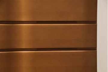 洋タンスをコンパクトにリメイク!最下段の引き出しをカットし、高さと奥行詰め。脚を新たに取り付け、元のお色をベースに着色して仕上げ。