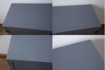 重ね桐箪笥をサイドボードとチェストにリメイク!上段は衣装盆・棚受けを取り外し、棚板を取り付けて脚付きサイドボードに。下段は引き出しを中央から分割し、奥行きを詰めて脚付チェスト2台に。3台ともダークグレー/マットブラックでペイント。
