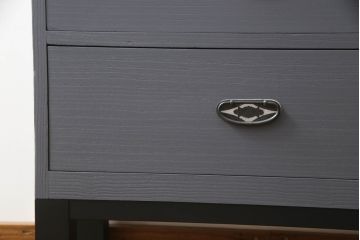 重ね桐箪笥をサイドボードとチェストにリメイク!上段は衣装盆・棚受けを取り外し、棚板を取り付けて脚付きサイドボードに。下段は引き出しを中央から分割し、奥行きを詰めて脚付チェスト2台に。3台ともダークグレー/マットブラックでペイント。
