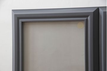 タンスをレコードラックへリメイク!引き出し前板にクリアガラスをはめ込み、内側にはレコード1枚分の空間を用意。収納したレコードジャケットが見えるように。木製の足を取り付け、全体をダークグレーでペイント。