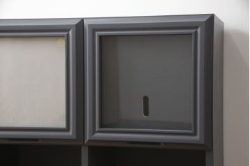 タンスをレコードラックへリメイク!引き出し前板にクリアガラスをはめ込み、内側にはレコード1枚分の空間を用意。収納したレコードジャケットが見えるように。木製の足を取り付け、全体をダークグレーでペイント。