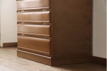 婚礼タンスをチェストにリメイク!新たに取り付けた天板は着色して仕上げ。本体は元の色味をベースに、キズ消しや補色をメインに行い仕上げ。