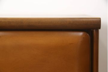 婚礼タンスをチェストにリメイク!新たに取り付けた天板は着色して仕上げ。本体は元の色味をベースに、キズ消しや補色をメインに行い仕上げ。