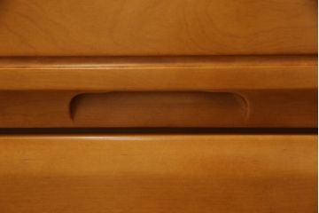 婚礼タンスをチェストにリメイク!新たに取り付けた天板は着色して仕上げ。本体は元の色味をベースに、キズ消しや補色をメインに行い仕上げ。