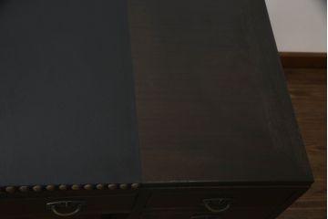 両袖机を綺麗に再生!天板を補強し、レザートップも張り替え。分割して搬入できるよう、全体を3分割仕様へ。